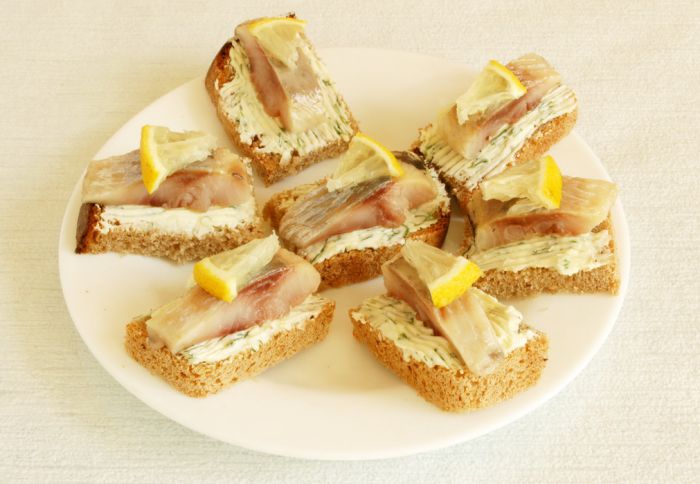 Бутерброды с сельдью и лимоном